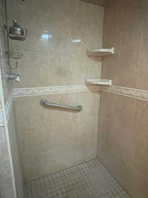 bathroom featuring a tile shower