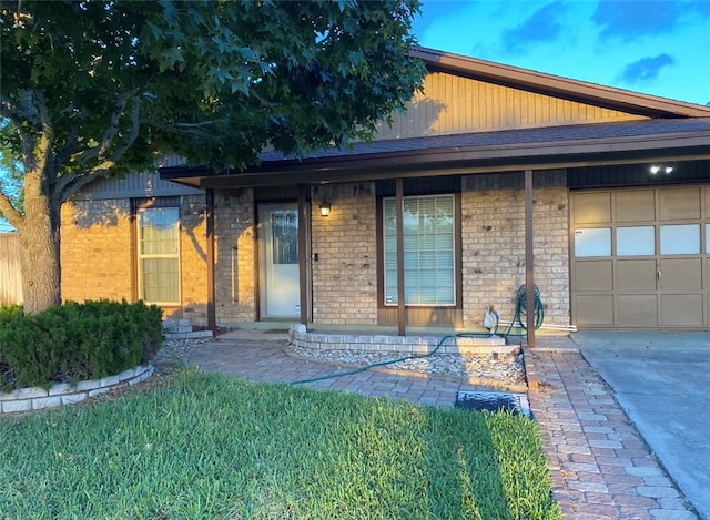 view of front facade featuring a front lawn and a garage