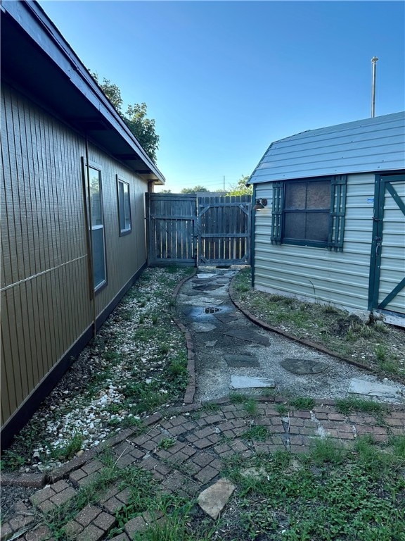 view of yard with a storage unit