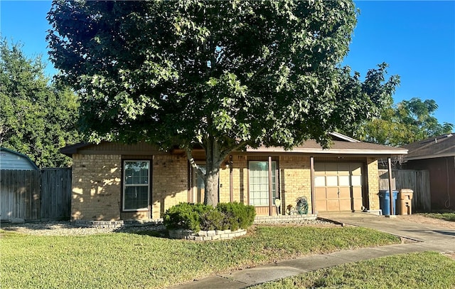 single story home featuring a front lawn