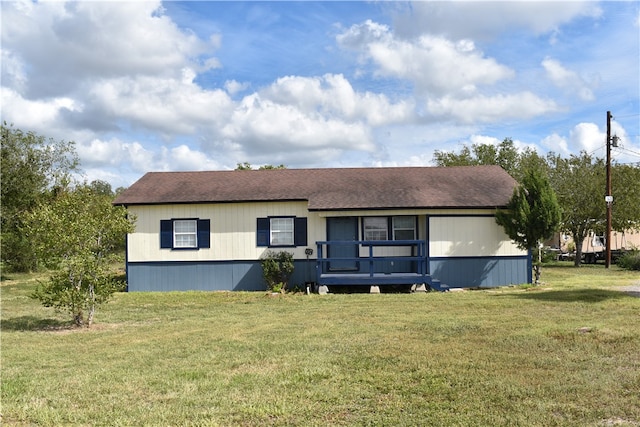 view of front of property featuring a front yard and a deck