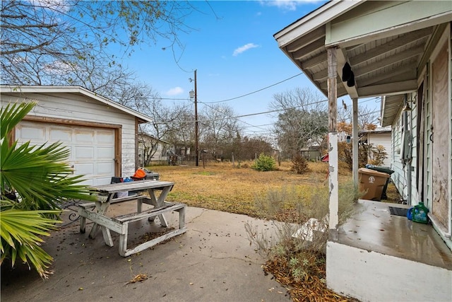 view of yard with an outbuilding and a garage