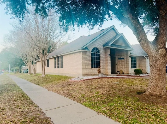 view of front of house featuring a front yard