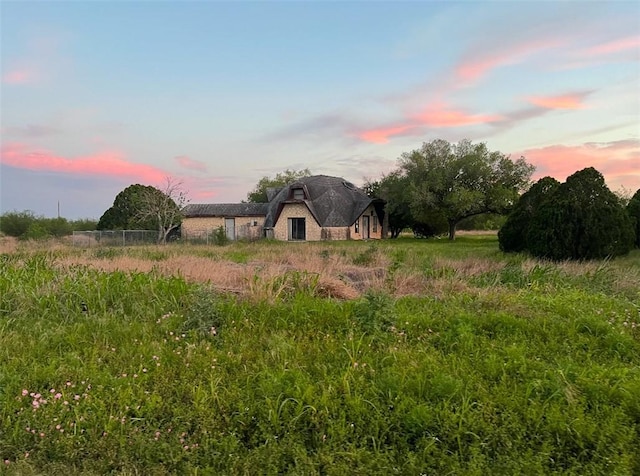 view of yard at dusk