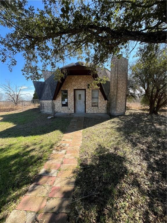 view of front of property with a front lawn