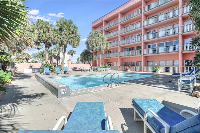 view of swimming pool featuring a patio