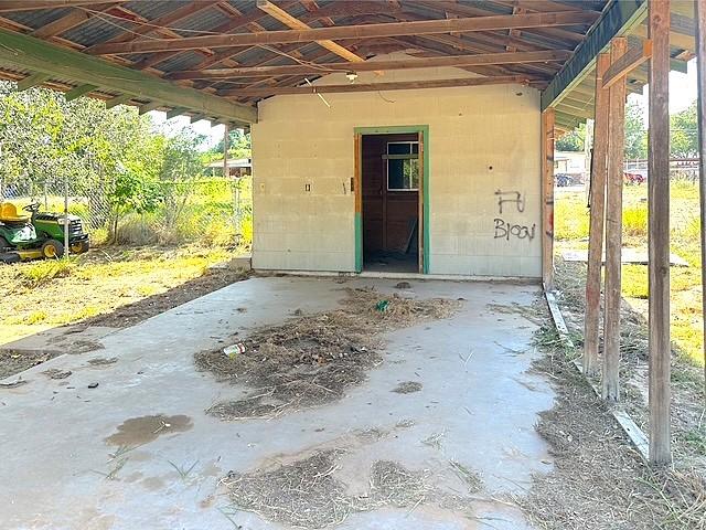 1207 Florida St, Pleasanton, TX 78064 - photo 2