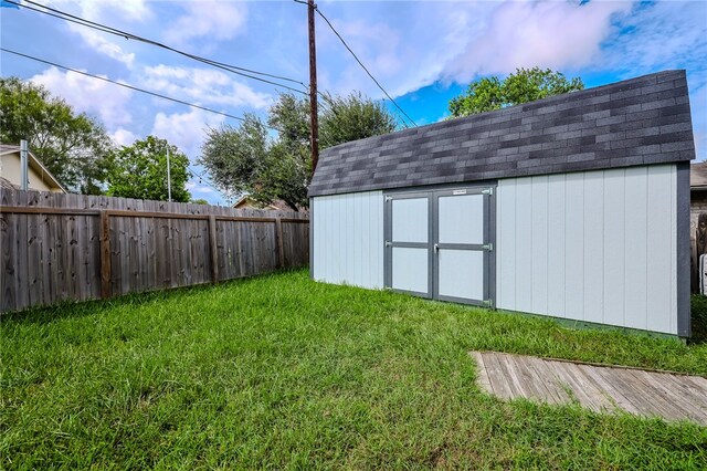 view of yard with a storage unit