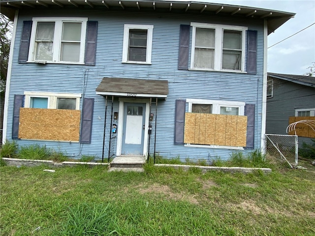 view of front of house featuring a front lawn