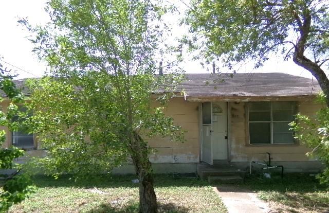 918 N Live Oak St, Mathis, TX 78368 - photo 1