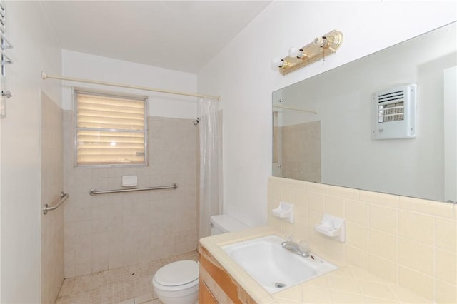 bathroom featuring tasteful backsplash, vanity, a shower with shower curtain, and toilet