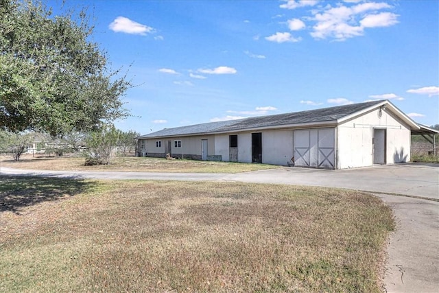 view of front of property with a front yard