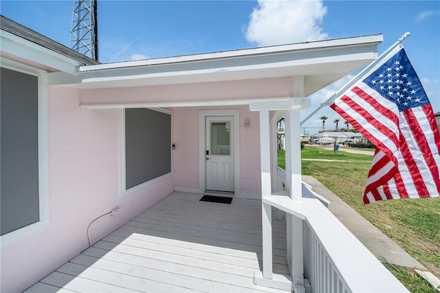 property entrance featuring a yard