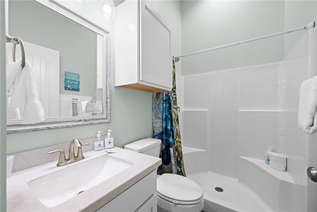 bathroom with toilet, a shower with curtain, and vanity