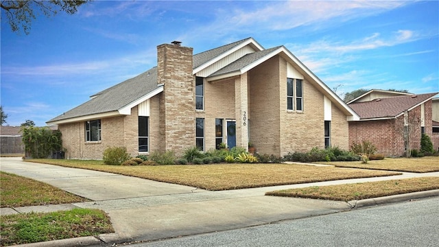 front facade featuring a front yard