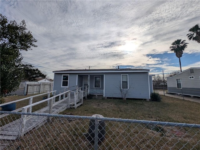 view of front of property featuring a front yard