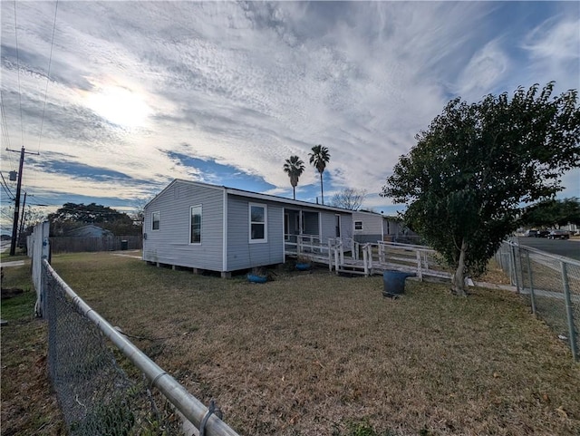 view of front facade featuring a front yard