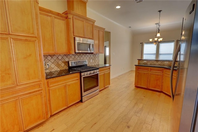 kitchen with stainless steel appliances, backsplash, a chandelier, light wood-style floors, and baseboards