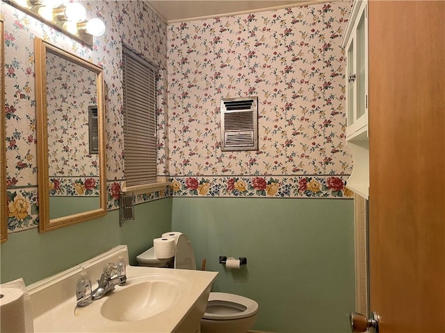 5406 Fresno Dr, Corpus Christi, TX 78411 - bathroom with wallpapered walls, toilet, and vanity