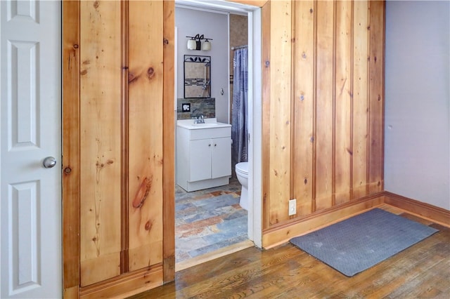 bathroom featuring a shower with curtain, hardwood / wood-style flooring, vanity, and toilet