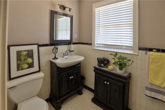 501 Del Mar Blvd, Corpus Christi, TX 78404 - half bath with wainscoting, toilet, vanity, and tile walls