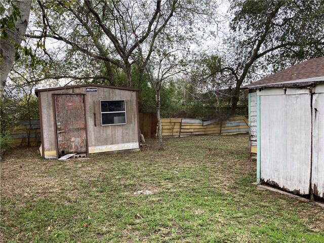 view of yard featuring a shed