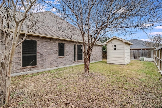 view of yard featuring a storage shed