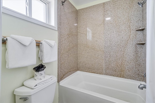 bathroom with tiled shower / bath and toilet