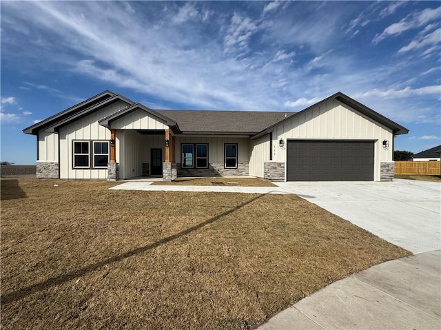 view of front facade featuring a garage and a front lawn