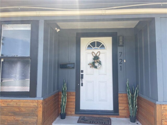 721 S 8th St, Kingsville, TX 78363 - doorway to property featuring board and batten siding