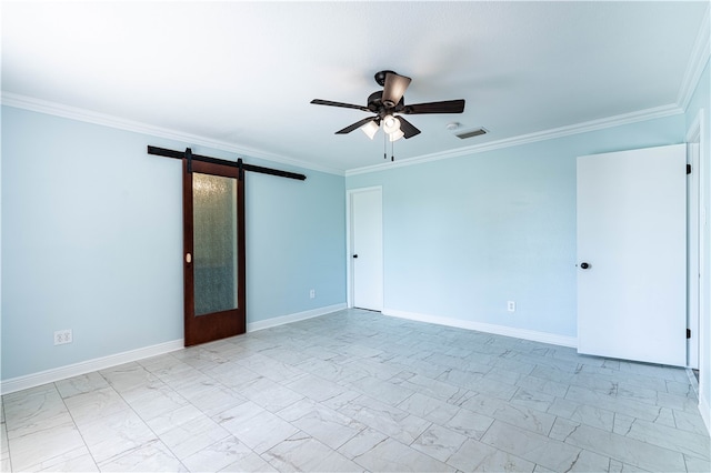 empty room with ornamental molding, a barn door, and ceiling fan