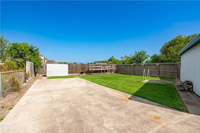 view of yard featuring a patio