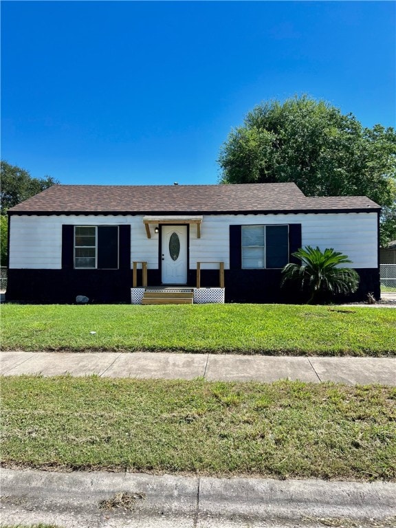 single story home with a front yard