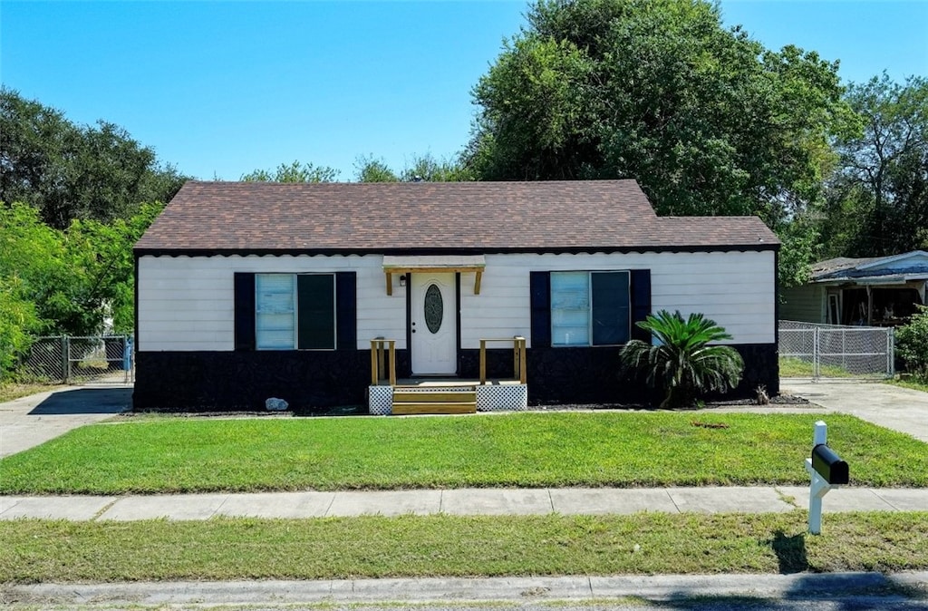 view of front facade with a front yard