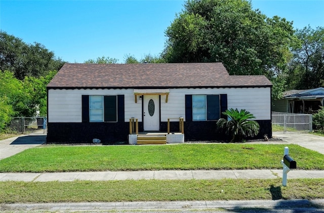 view of front facade with a front yard