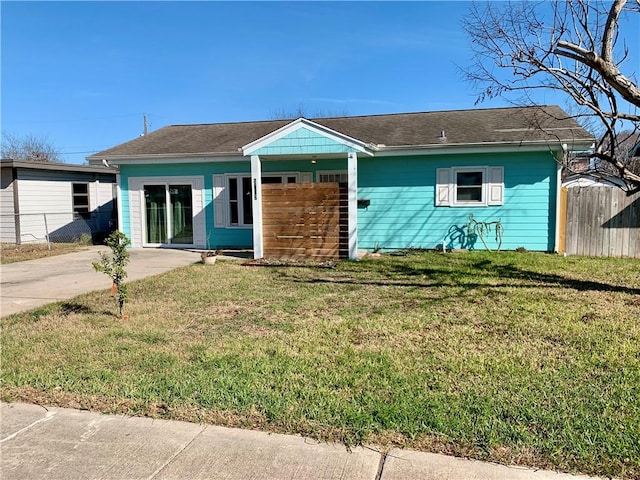 ranch-style house with fence and a front lawn