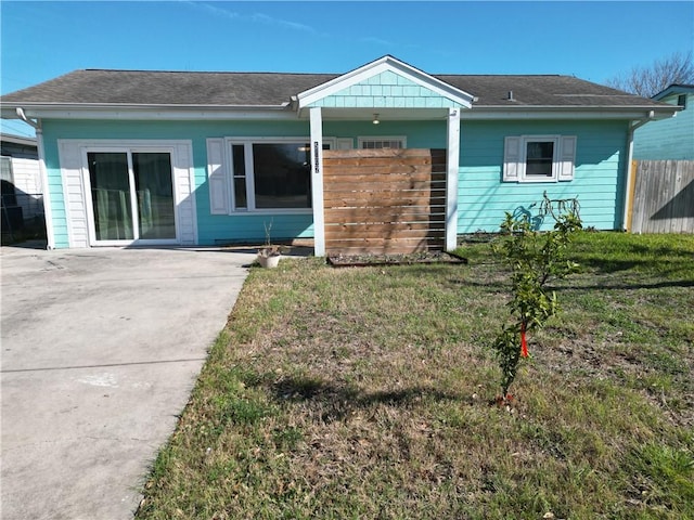 view of front facade with fence and a front lawn