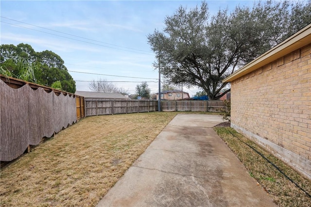 view of yard featuring a patio area