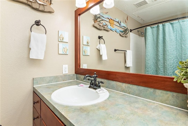 bathroom featuring a shower with shower curtain and vanity