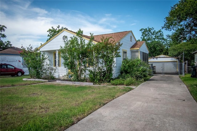 1522 Clodah Dr, Corpus Christi, TX 78404 - view of front of property featuring a gate, a front lawn, and driveway