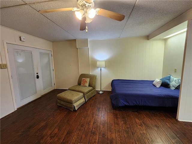 bedroom with a closet, a textured ceiling, ceiling fan, and dark hardwood / wood-style floors