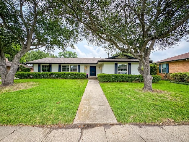 single story home with a front yard