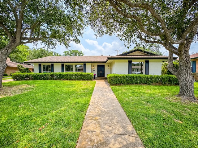 ranch-style home featuring a front lawn