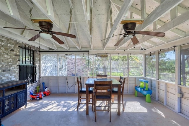 sunroom with ceiling fan