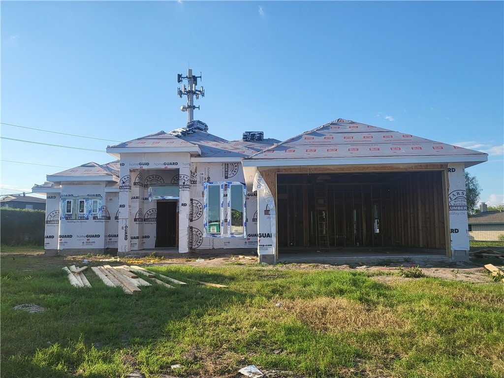 view of front facade featuring a front yard