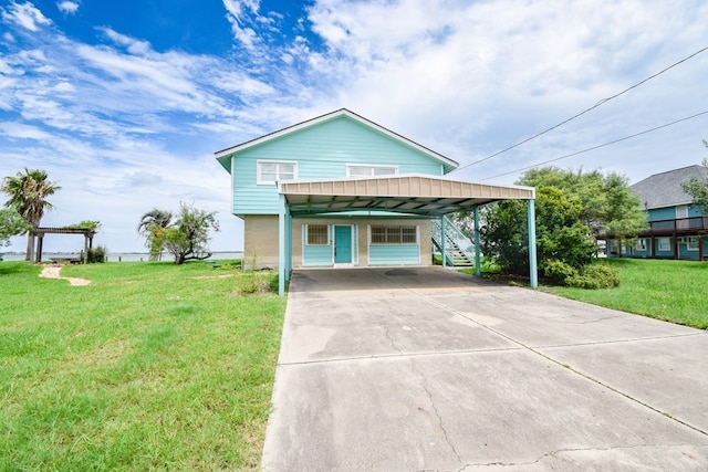 view of front facade featuring a front yard and a carport