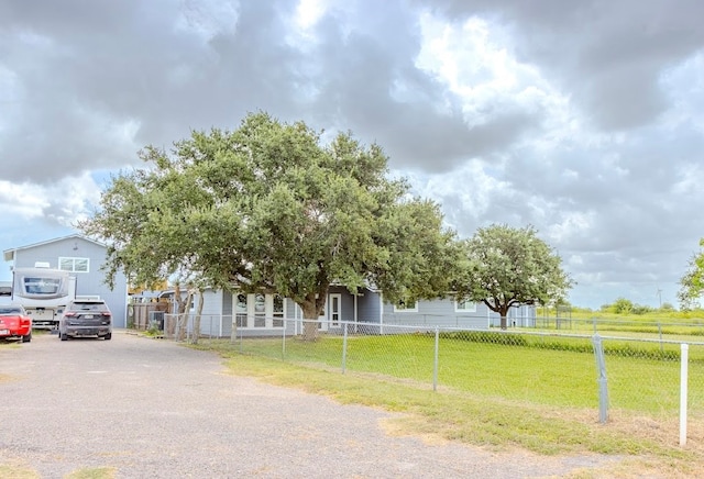 view of front facade featuring a front lawn