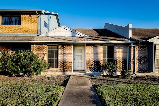 view of front facade featuring a front yard