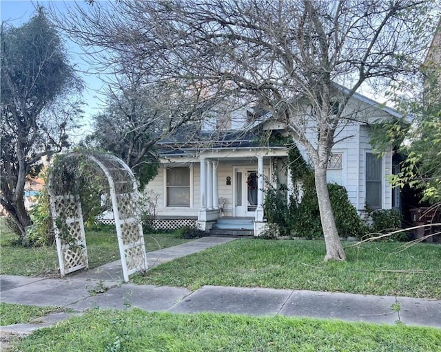 view of front of home featuring a front yard