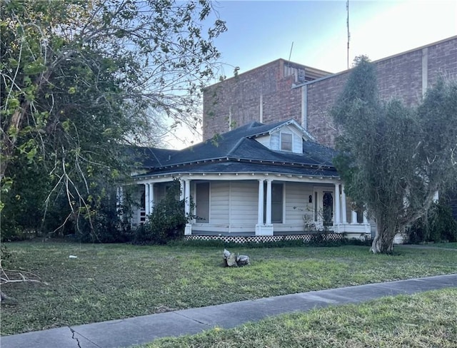 view of front facade with a porch and a front lawn